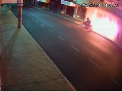 Momento em que motoqueiro é flagrado incendiando a entrada da Folha da Região, em Olimpia (SP).