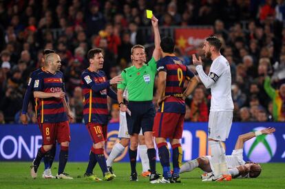 Luis Suarez del FC Barcelona recibe una tarjeta amarilla del árbitro Alejandro José Hernández Hernández.