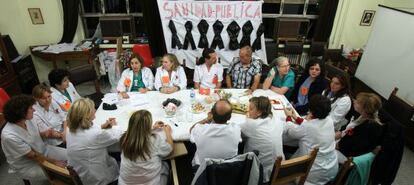 El encierro de los trabajadores del Instituto de Cardiología, ayer a última hora de la tarde.