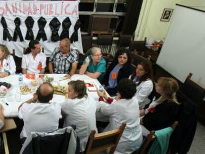 El encierro de los trabajadores del Instituto de Cardiología, ayer a última hora de la tarde.