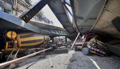 Vehículos atrapados entre los escombros del puente derrumbado en Calcuta (India), el 31 de marzo de 2016.