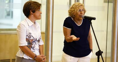 La alcaldesa Manuela Carmena con la portavoz socialista Purificación Causapié.