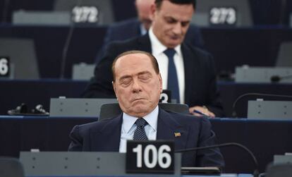 Berlusconi duerme en su primer día en la Eurocámara.