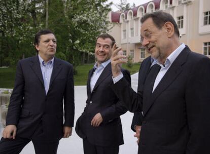 El presidente ruso, Dmitry Medvédev (c), el alto representante de Política Exterior de la Unión Europea (UE), Javier Solana (d), y el presidente de la Comisión Europea, José Manuel Durao Barroso (i), charlan antes de disfrutar de un paseo en barco por el río Amur en Jabárovsk