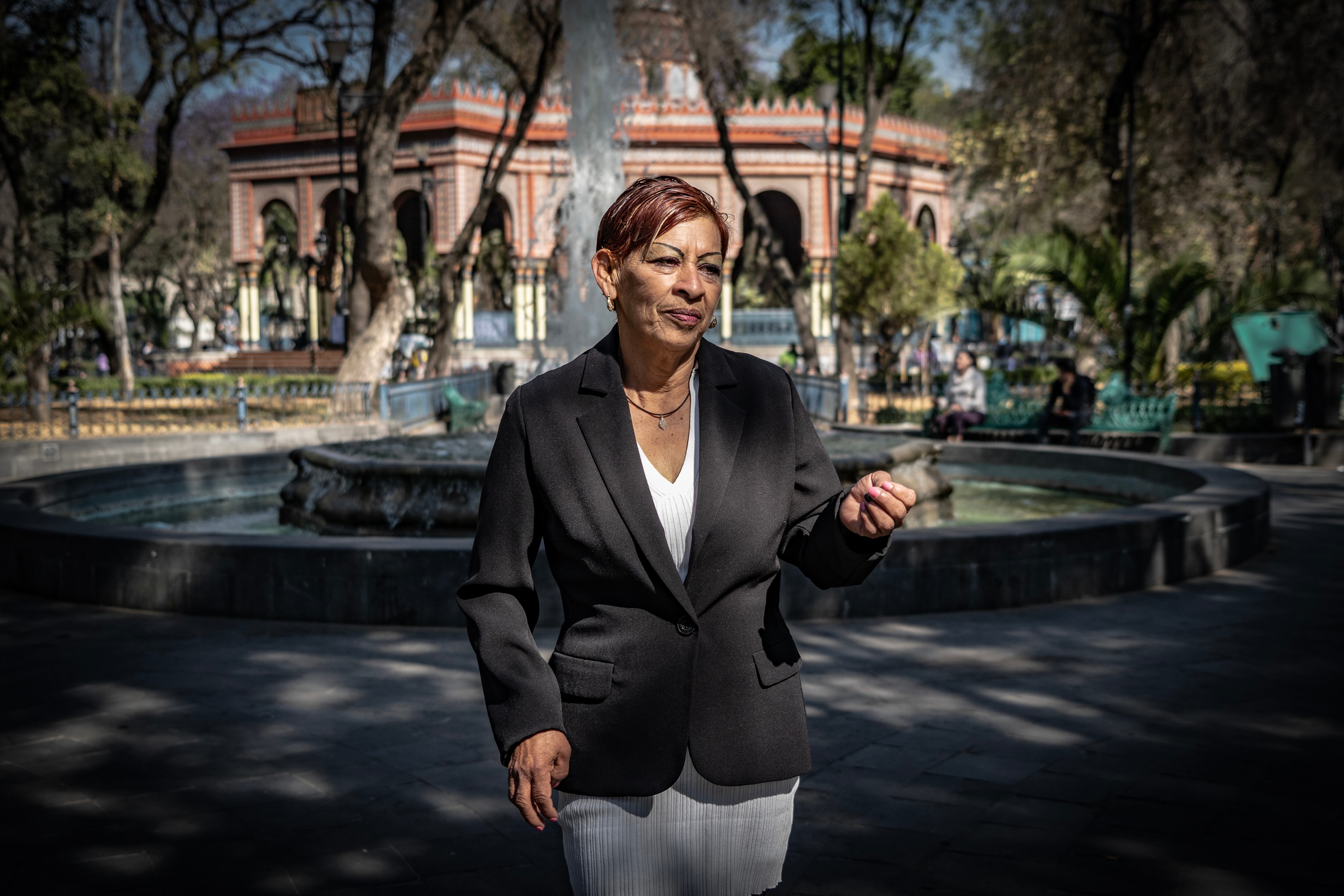 Teresa Orozco baila en la Alameda de la colonia Santa María la Ribera.