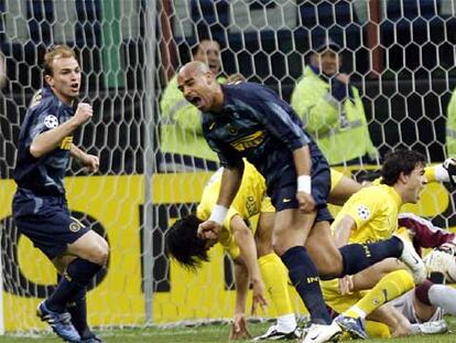 Adriano, junto a Cambiasso, tras marcar su gol, el primero del Inter.