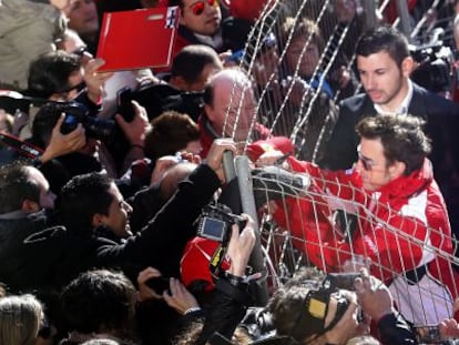 Fernando Alonso firma aut&oacute;grafos en el circuito Ricardo Tormo de Cheste, donde Ferrari celebr&oacute; el fin de temporada. 