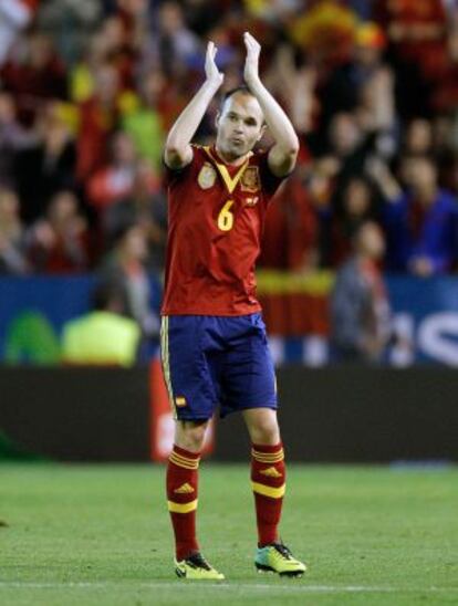 Iniesta aplaude a la afición al ser sustituido