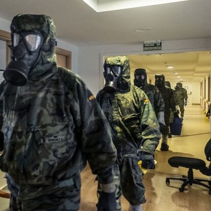 Una treintena de militares de la Brigada Paracaidista de Alcalá de Henares, a las afueras de Madrid, llega con sus equipos NBQ (defensa nuclear, biológica y química) para descontaminar una residencia de personas mayores, el 31 de marzo.