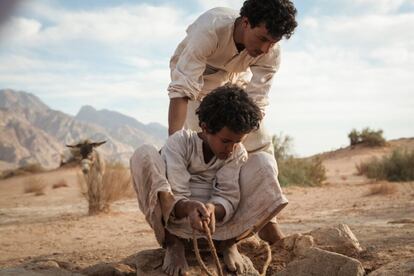 Dirección: Naji Abu Nowar. Guion: Naji Abu Nowar y Bassel Ghandour. Protagonistas: Jacir Eid Al-Hwietat, Hussein Salameh y Al-Sweilhiyeen.