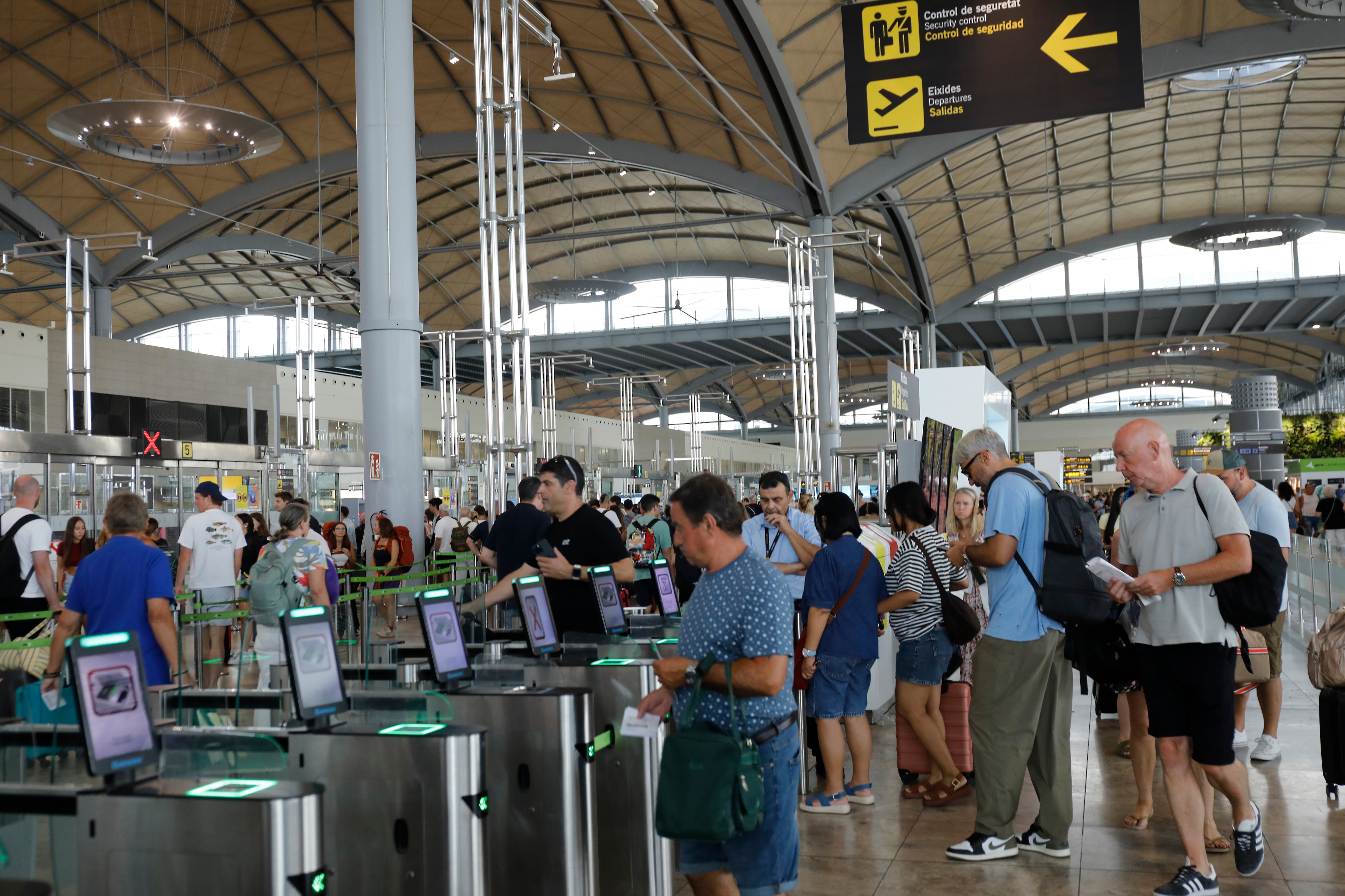 Aena eleva al 3% su previsión de alza del tráfico en 2026 y gana 1.002 millones hasta junio, un 12% más