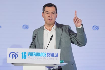 El presidente de la Junta de Andalucía, Juan Manuel Moreno, durante el XVI congreso provincial del PP en Sevilla, este domingo.
