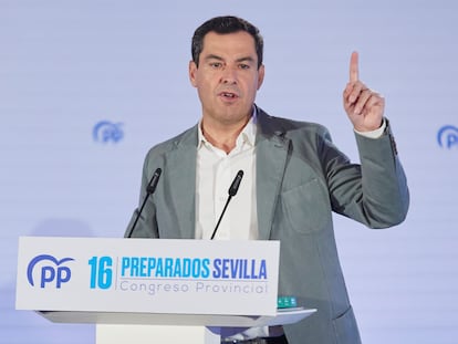 El presidente de la Junta de Andalucía, Juan Manuel Moreno, durante el XVI congreso provincial del PP en Sevilla, este domingo.