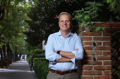 Giovanni Giacomini, 'personal shopper' inmobiliario, junto a un parque en distrito de Chamartín, en Madrid.