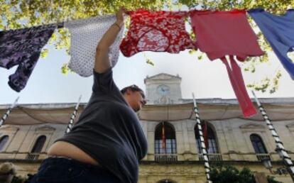 Ropa de las vecinas de la Corrala La Utopía tendidas frente al Ayuntamiento.