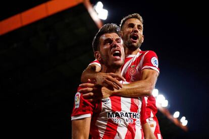 Alcalá y Stuani celebran el segundo gol del Girona.