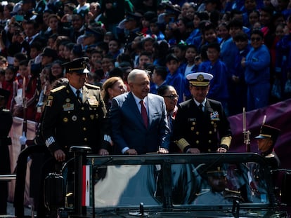 López Obrador arriba a la ceremonia por los Niños Héroes en Chapultepec (Ciudad de México), el 13 de septiembre, flanqueado por los secretarios de la Defensa y la Marina.