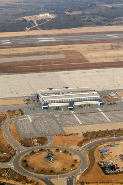 El aeropuerto de Castellón fotografiado el 13 de enero de 2012, vacío casi diez meses después de su inauguración. En la rotonda de acceso se aprecia la estatua que corona el proyecto.