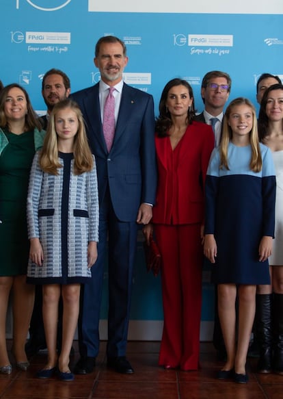 Los reyes Felipe VI y Letizia, la princesa Leonor y la infanta Sofía posan junto a premiados en anteriores ediciones durante la presentación en el Palacio de Congresos de Cataluña de la décima edición de los Premios Princesa de Girona.
