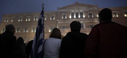Miles de personas se han congregado en la plaza Syntagma, en el centro de la ciudad, para protestar contra las políticas de austeridad de la Unión Europea tras conocerse la noticia de que el Banco Central Europeo (BCE) no aceptará los bonos griegos como garantía en sus operaciones de refinanciación.