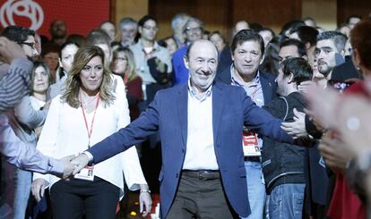 Alfredo Pérez Rubalcaba recibe el aplauso de los asistentes a la Conferencia Política del PSOE, esta mañana en Madrid.