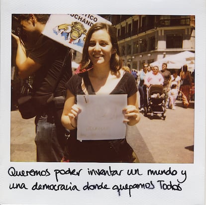 Lucía Fernández. 26 años. Licenciada en Ciencias Medioambientales. En el paro. [Cartel en la foto ilegible: "Decrecer para ser feliz"].