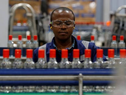 Empleado de Kenne Cane en la fábrica East African Breweries Limited de Nairobi, una de las ciudades más estratégicas de África para la inversión extranjera directa.  