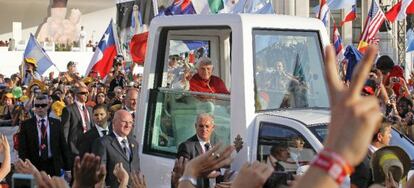 El Papa Benedicto XVI a su llegada a Cibeles.