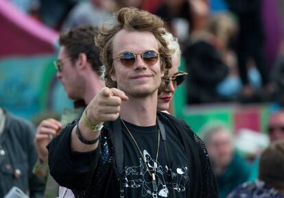 Glastonbury se convirtió en el lugar de reunión para muchos de los jóvenes actores británicos, y entre ellos había gran parte del reparto de 'Juego de tronos'. En la imagen, Alfie Allen, Theon Greyjoy en la serie.