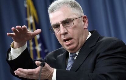 El general John Abizaid describe las conclusiones de la investigación en la morgue de la Base de las Fuerzas Aéreas de Dover, Delaware.