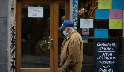 Un comercio de Barcelona durante el estado de alarma.