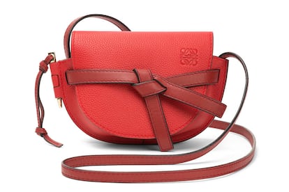 El 'Gate' es el último bolso de Loewe en convertirse en objeto de deseo. Nos quedamos con su versión mini en dos tonos de rojo (950 euros).