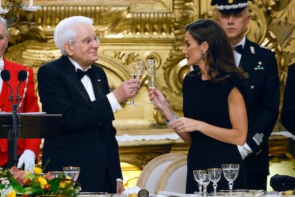 La reina Letizia brinda con el presidente de la Repblica Italiana, Sergio Mattarella.