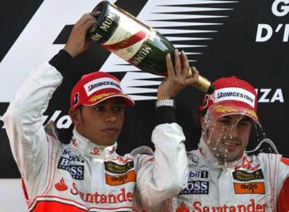 Lewis Hamilton baña con champaña a Fernando Alonso en el podio.