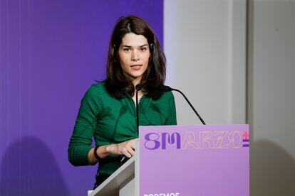 La portavoz de Podemos, Isa Serra, durante la conferencia de prensa de este lunes en la sede del partido en Madrid.