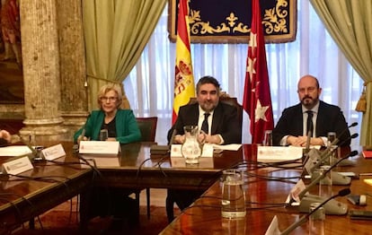 El delegado del gobierno, José Manuel Rodríguez Uribes, junto a la alcaldesa Manuela Carmena y al vicepresidente regional, Pedro Rollán.