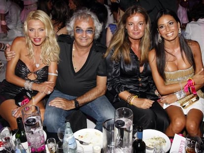 Flavio Briatore, con Elisabetta, Valeria y Eva Cavalli, en su club Billionaire de Porto Cervo (Italia), en 2007. Anoche inaugur&oacute; la sucursal marbell&iacute;.