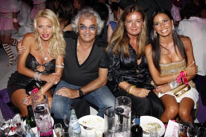 Flavio Briatore, con Elisabetta, Valeria y Eva Cavalli, en su club Billionaire de Porto Cervo (Italia), en 2007. Anoche inaugur&oacute; la sucursal marbell&iacute;.