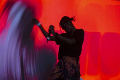 La cantante Flohio durante su presentación en el Festival Sónar México.