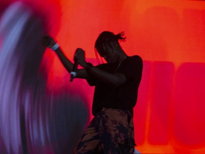 La cantante Flohio durante su presentación en el Festival Sónar México.