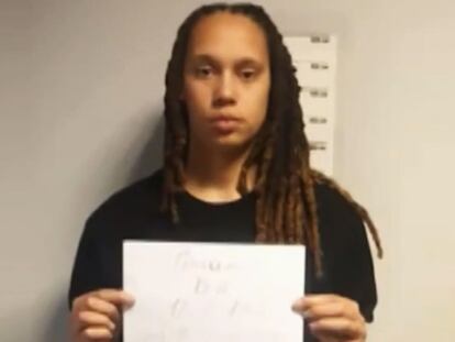 La estrella de baloncesto estadounidense Brittney Griner tras su detención en Rusia, en un fotograma de un video emitido por la televisión pública de ese país.