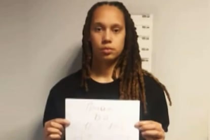 La estrella de baloncesto estadounidense Brittney Griner tras su detención en Rusia, en un fotograma de un video emitido por la televisión pública de ese país.