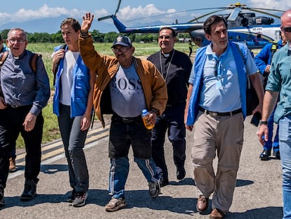 Luis Manuel Díaz, padre del futbolista Luis Díaz, saluda tras su liberación después de 12 días secuestrado por el ELN, en Valledupar (Colombia).