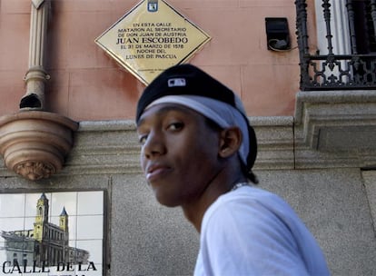 Placa conmemorativa del asesinato en 1578 de Juan Escobedo, en la confluencia de la calle de la Almudena con Mayor.