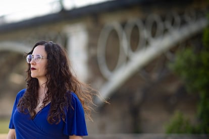 Jessica Stern, junto al puente de Triana en Sevilla, este martes.