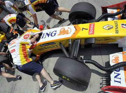 Alonso regresa al 'pit' durante la sesión de entrenamientos libres.