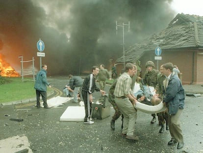 Soldados británicos ayudan a evacuar heridos en el cuartel general del ejército inglés en Lisburn (Irlanda del Norte), tras un atentado del IRA en octubre de 1996.