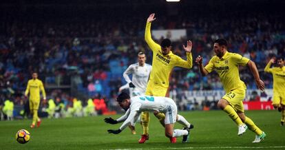 Isco, cae al suelo durante una jugada.