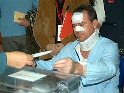Cayetano Abad emite su voto tras ser trasladado desde el hospital Doce de Octubre.