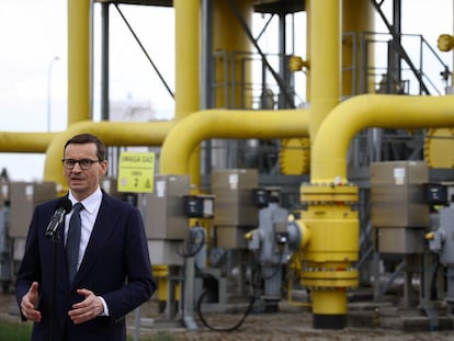 Poland's Prime Minister Mateusz Morawiecki speaks during a news conference near the gas installation at a Gaz-System gas compressor station in Rembelszczyzna, outside Warsaw, Poland, April 27, 2022. REUTERS/Kacper Pempel 